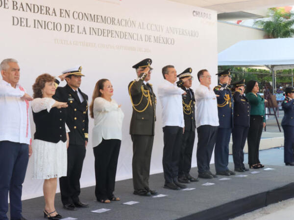 Presencia Rutilio Escandón el Desfile Cívico-Militar por el 214 Aniversario del Inicio de la Independencia de México