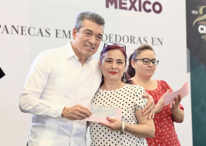 Rutilio Escandón entrega equipamiento productivo para el empleo y clausura cursos de capacitación en autoempleo