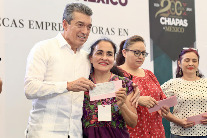 Rutilio Escandón entrega equipamiento productivo para el empleo y clausura cursos de capacitación en autoempleo