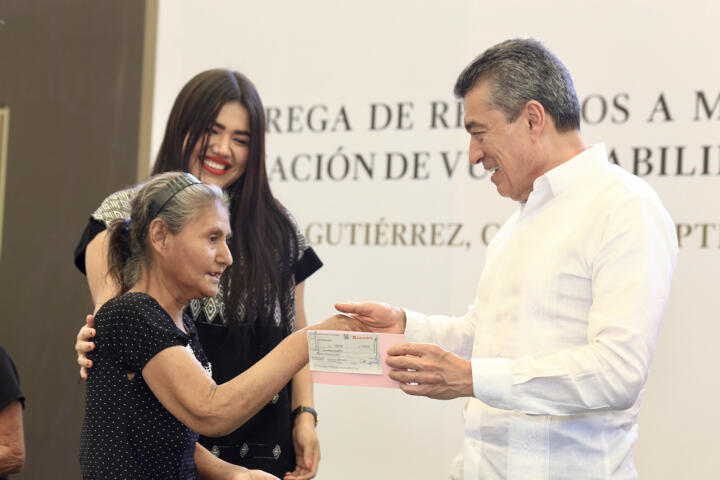 Rutilio Escandón entrega equipamiento productivo para el empleo y clausura cursos de capacitación en autoempleo