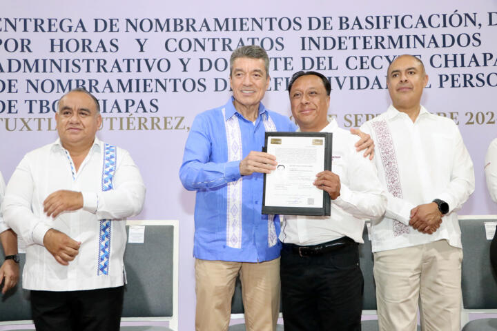 Entrega Rutilio Escandón basificación y contratos a personal del Cecyte Chiapas y Telebachillerato Comunitario