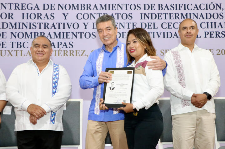 Entrega Rutilio Escandón basificación y contratos a personal del Cecyte Chiapas y Telebachillerato Comunitario