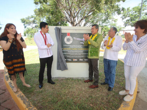 Rutilio Escandón devela placa en honor al medallista Luis Mario Nájera en la unidad deportiva de Venustiano Carranza