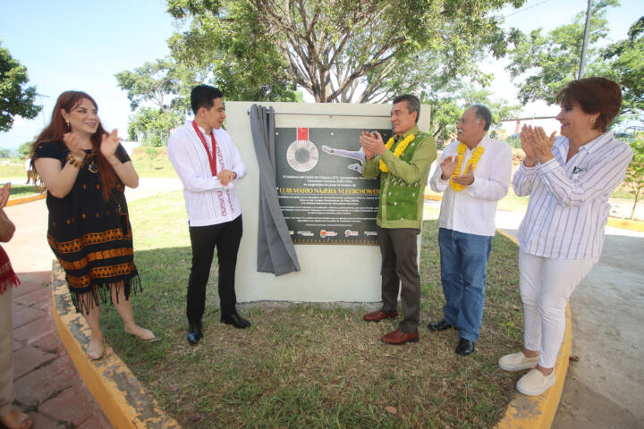 Rutilio Escandón devela placa en honor al medallista Luis Mario Nájera en la unidad deportiva de Venustiano Carranza