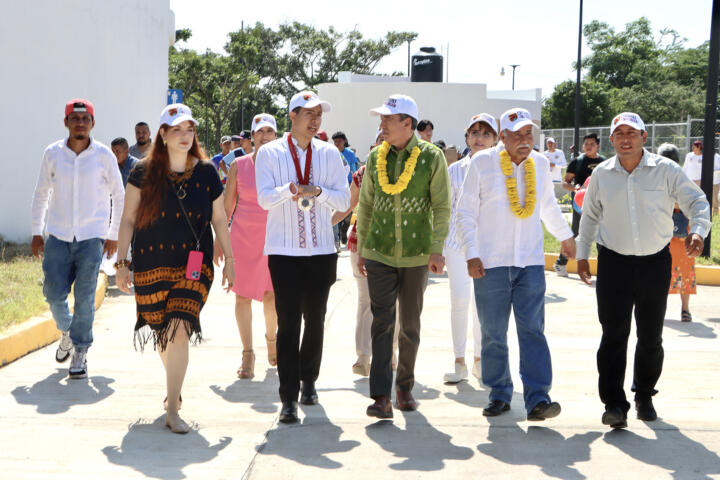 Rutilio Escandón devela placa en honor al medallista Luis Mario Nájera en la unidad deportiva de Venustiano Carranza