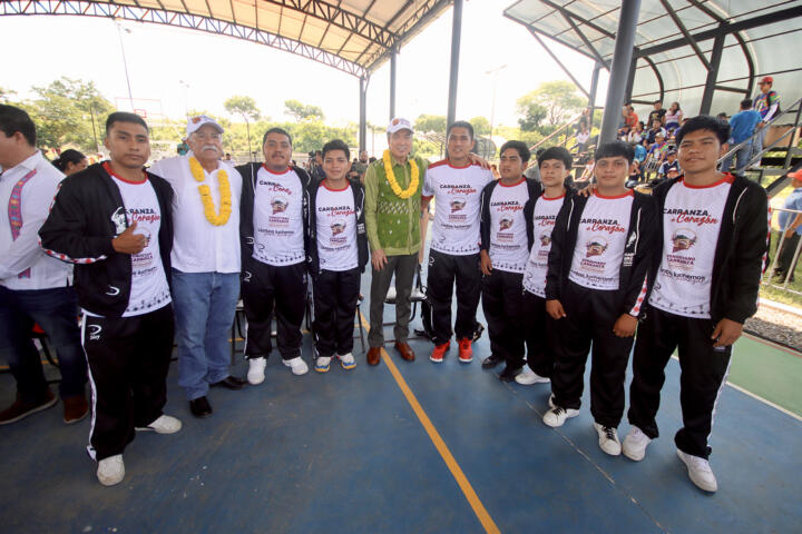 Rutilio Escandón devela placa en honor al medallista Luis Mario Nájera en la unidad deportiva de Venustiano Carranza