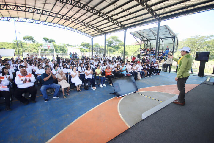 Rutilio Escandón devela placa en honor al medallista Luis Mario Nájera en la unidad deportiva de Venustiano Carranza