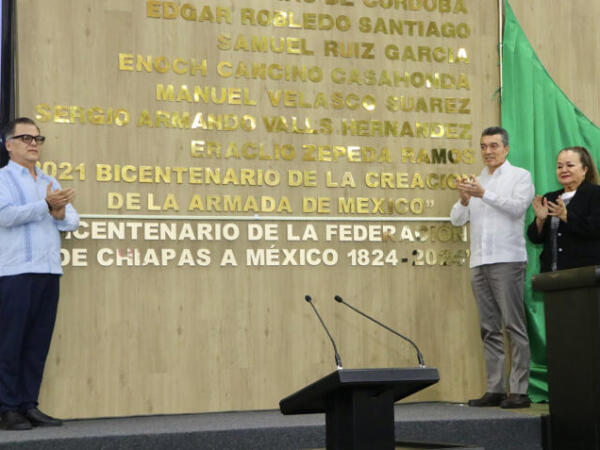 Rutilio Escandón devela inscripción del Bicentenario de la Federación de Chiapas a México en el Muro de Honor del Congreso del Estado