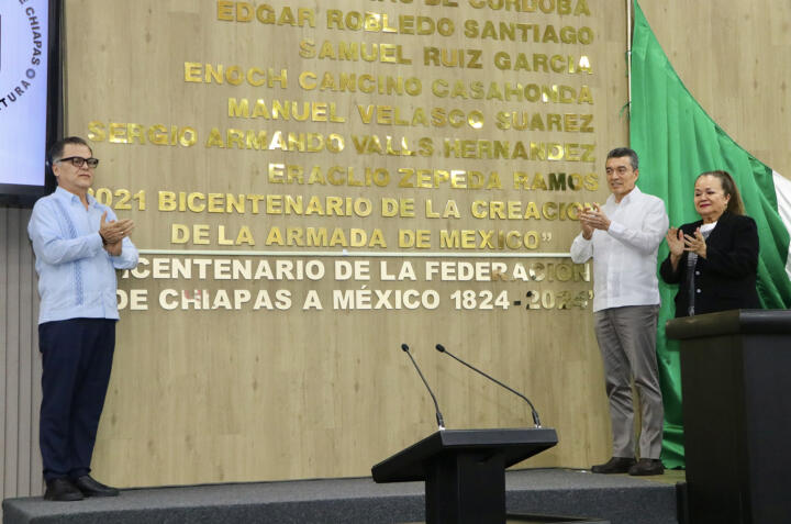 Rutilio Escandón devela inscripción del Bicentenario de la Federación de Chiapas a México en el Muro de Honor del Congreso del Estado