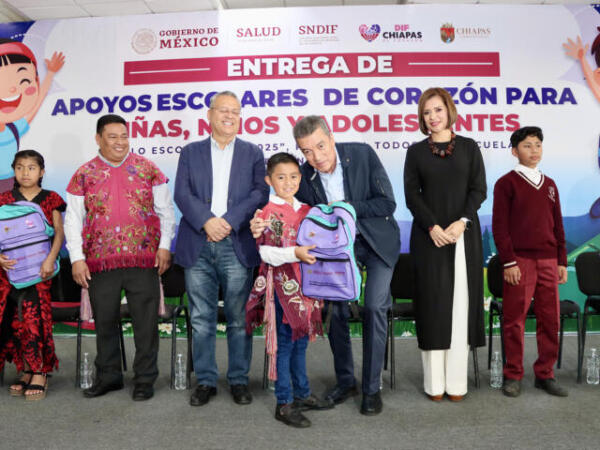 Encabeza Rutilio Escandón entrega de apoyos escolares a estudiantes de la Región Altos Tsotsil Tseltal