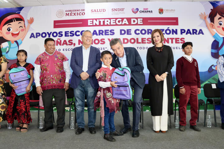 Encabeza Rutilio Escandón entrega de apoyos escolares a estudiantes de la Región Altos Tsotsil Tseltal