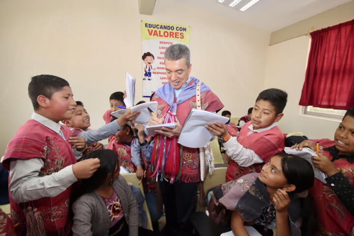 Rutilio Escandón inaugura aulas en Telesecundaria 305 Belisario Domínguez Palencia, en Zinacantán