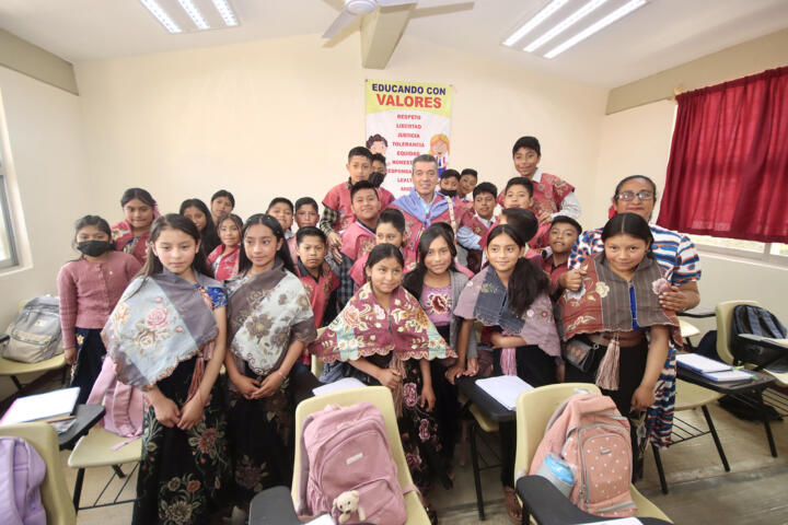 Rutilio Escandón inaugura aulas en Telesecundaria 305 Belisario Domínguez Palencia, en Zinacantán