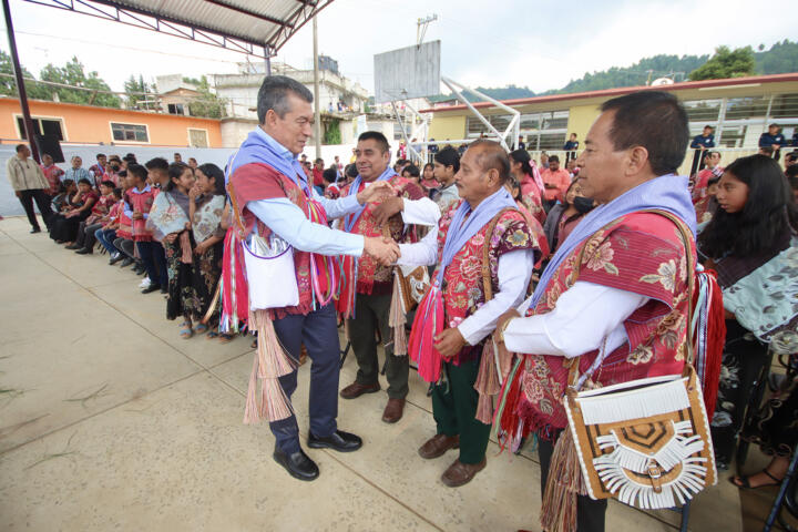 Rutilio Escandón inaugura aulas en Telesecundaria 305 Belisario Domínguez Palencia, en Zinacantán