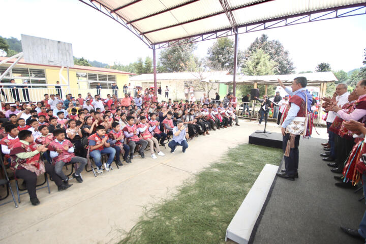 Rutilio Escandón inaugura aulas en Telesecundaria 305 Belisario Domínguez Palencia, en Zinacantán