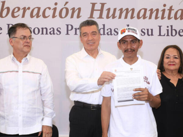 Entrega Rutilio Escandón actas de liberación por razones humanitarias a 406 personas