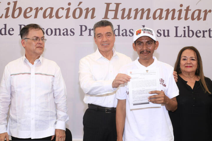 Entrega Rutilio Escandón actas de liberación por razones humanitarias a 406 personas