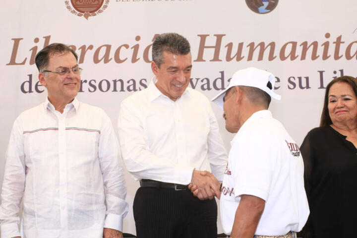 Entrega Rutilio Escandón actas de liberación por razones humanitarias a 406 personas