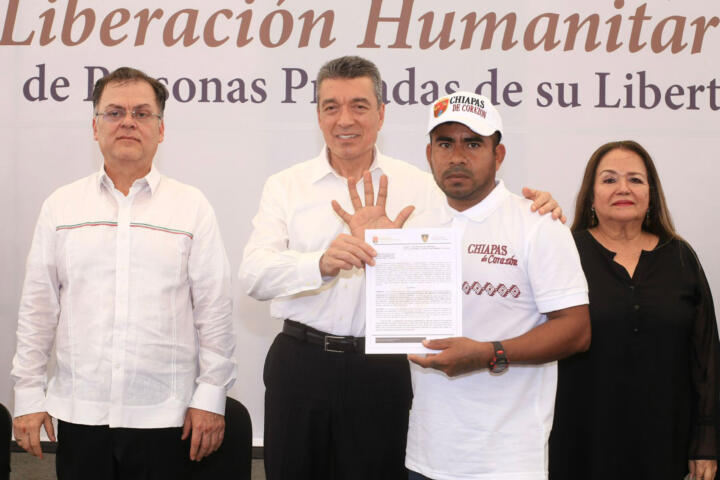 Entrega Rutilio Escandón actas de liberación por razones humanitarias a 406 personas