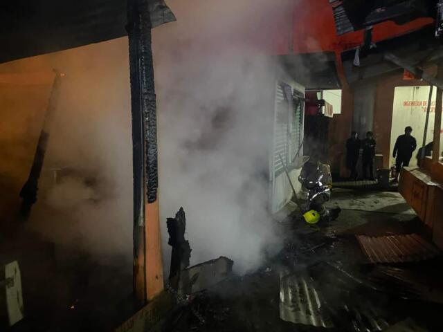 Incendio en mercado del Norte deja seis locales destruidos en SCLC