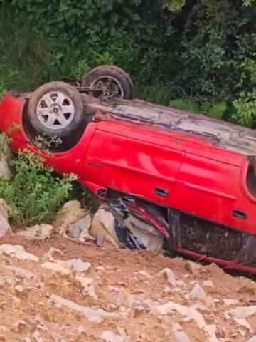 Daños materiales y un lesionado deja volcadura de coche en Chamula