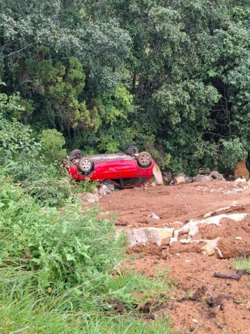 Daños materiales y un lesionado deja volcadura de coche en Chamula