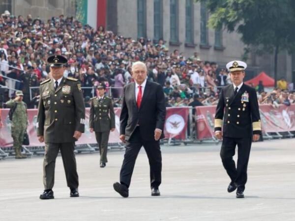 Disfruta presidente AMLO su último desfile militar