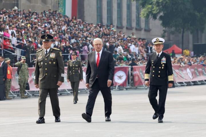 Disfruta presidente AMLO su último desfile militar