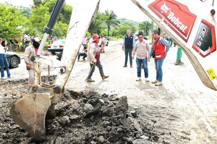 Atiende Angel Torres denuncia de baches en la capital