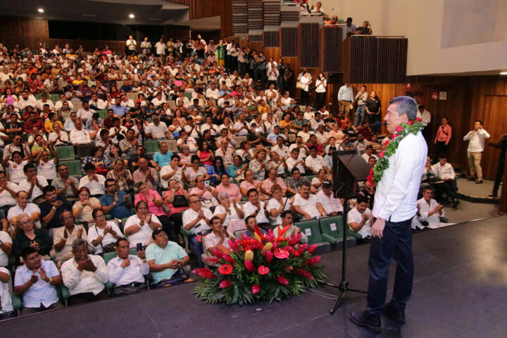 Rutilio Escandón entrega títulos de concesión a transportistas de Tapachula, tras más de 20 años de espera