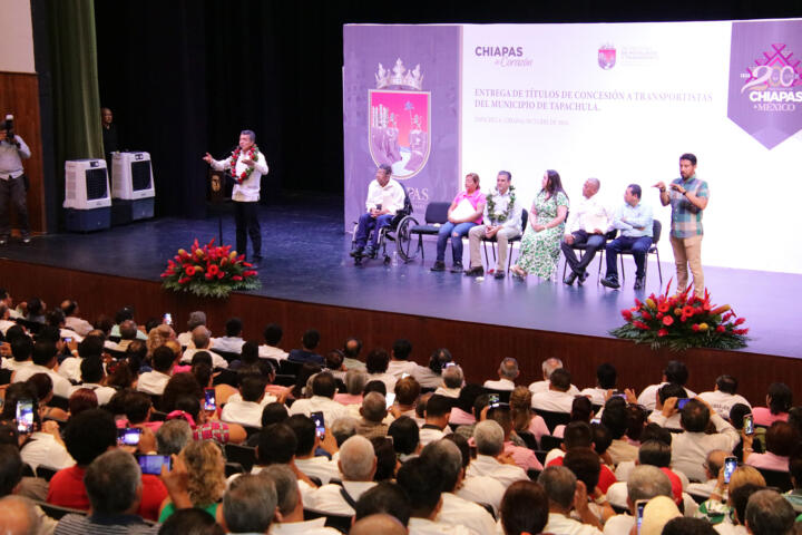 Rutilio Escandón entrega títulos de concesión a transportistas de Tapachula, tras más de 20 años de espera