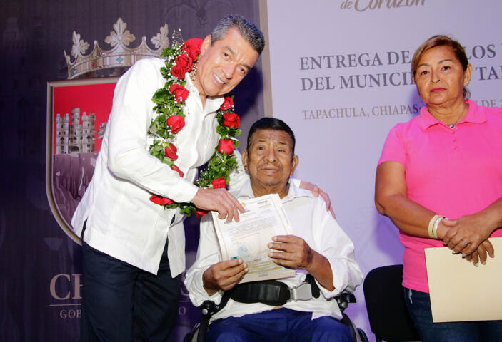 Rutilio Escandón entrega títulos de concesión a transportistas de Tapachula, tras más de 20 años de espera