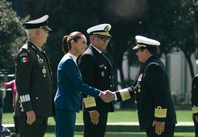 Claudia Sheinbaum pardo recibe salutación de las fuerzas armadas mexicanas como primera presidenta de México y comandanta suprema