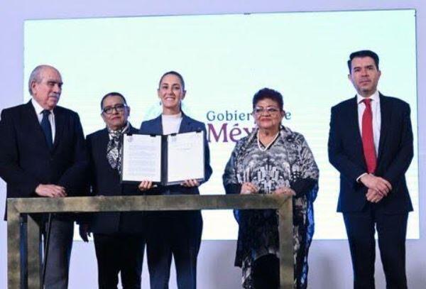 Presidenta Claudia Sheinbaum firma acuerdo que reconoce como crimen de lesa humanidad la matanza estudiantil del 2 de octubre de 1968