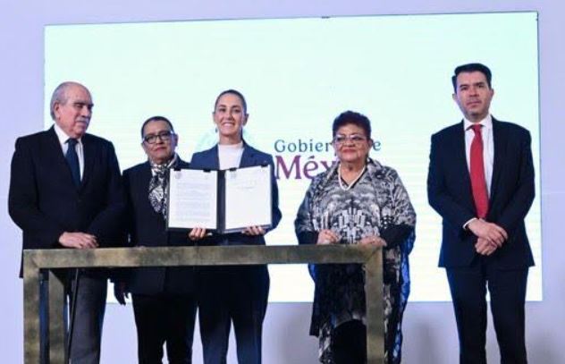 Presidenta Claudia Sheinbaum firma acuerdo que reconoce como crimen de lesa humanidad la matanza estudiantil del 2 de octubre de 1968