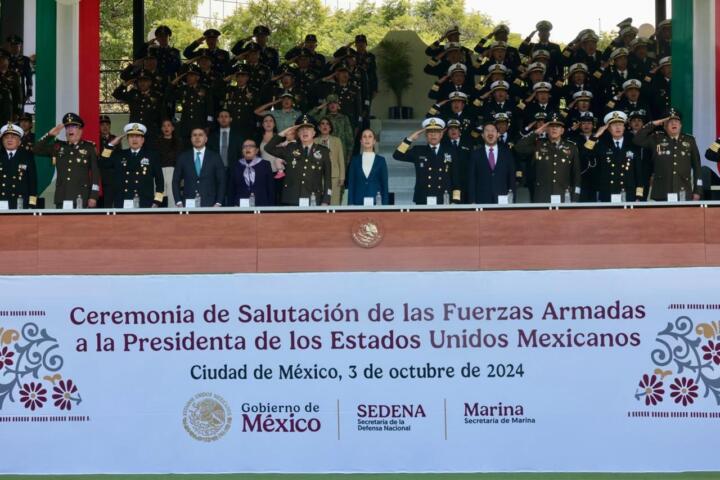 Claudia Sheinbaum pardo recibe salutación de las fuerzas armadas mexicanas como primera presidenta de México y comandanta suprema