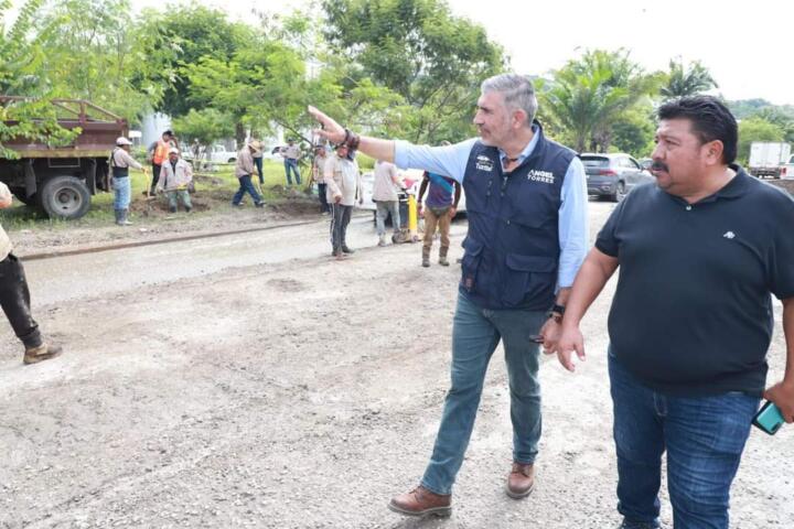 Atiende Angel Torres denuncia de baches en la capital