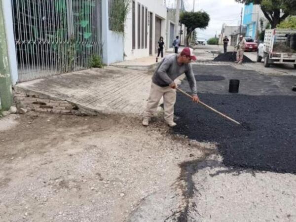 Supervisa Angel Torres trabajos de bacheo en Terán