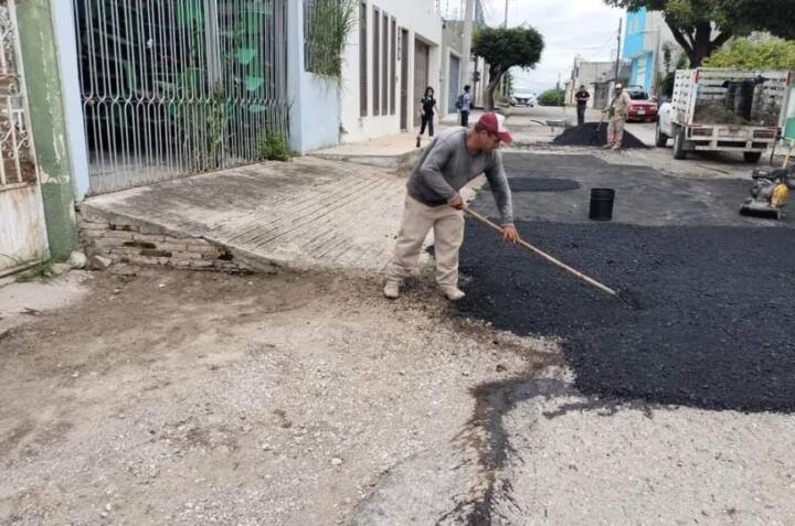 Supervisa Angel Torres trabajos de bacheo en Terán