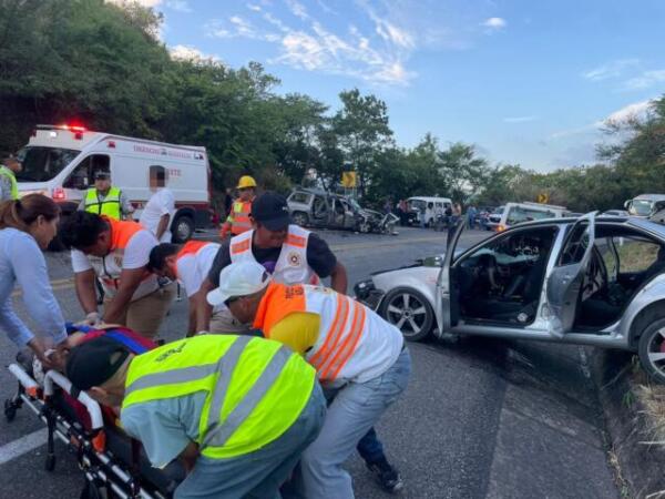 Protección Civil brinda atención durante accidente carretero en el tramo Arriaga - Tuxtla Gutiérrez