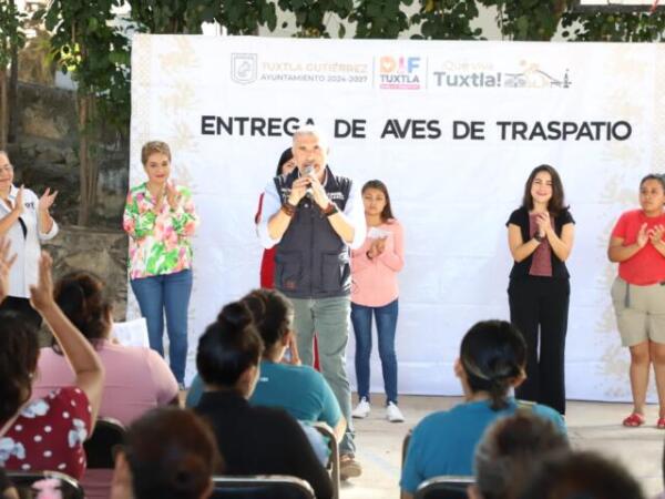 Entrega Ángel Torres aves de traspatio en beneficio de familias de Tuxtla, en la colonia Las Granjas