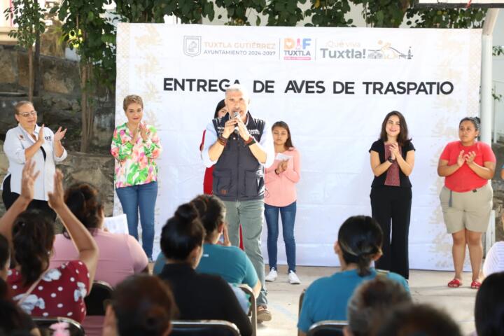 Entrega Ángel Torres aves de traspatio en beneficio de familias de Tuxtla, en la colonia Las Granjas