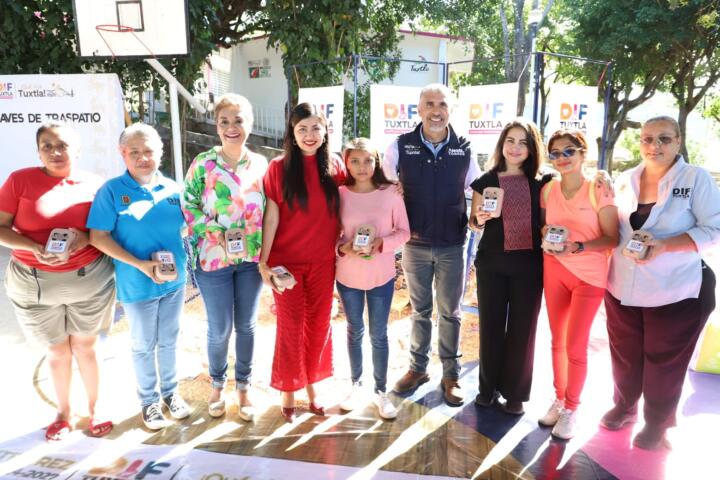 Entrega Ángel Torres aves de traspatio en beneficio de familias de Tuxtla, en la colonia Las Granjas