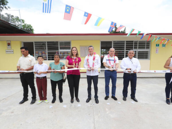 Rutilio Escandón inaugura aulas en la Escuela Primaria Salvador Urbina, en Tuxtla Gutiérrez