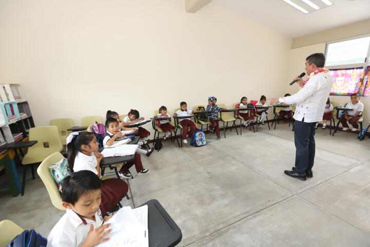 Rutilio Escandón inaugura aulas en la Escuela Primaria Salvador Urbina, en Tuxtla Gutiérrez