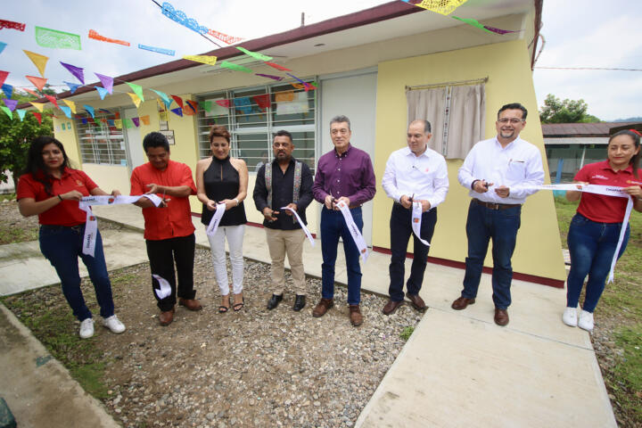 En Mezcalapa, inaugura Rutilio Escandón obras de infraestructura educativa y de recreación