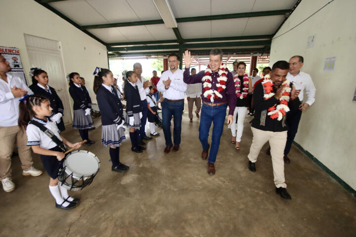 En Mezcalapa, inaugura Rutilio Escandón obras de infraestructura educativa y de recreación