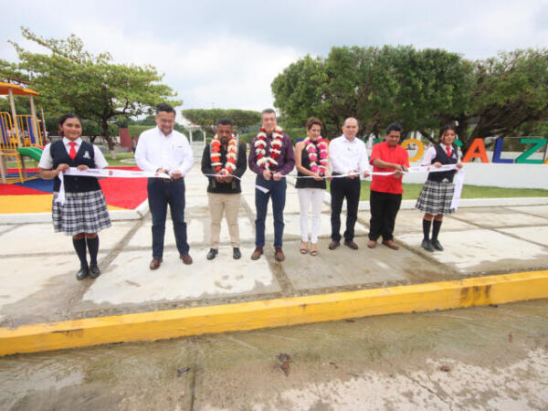 En Mezcalapa, inaugura Rutilio Escandón obras de infraestructura educativa y de recreación