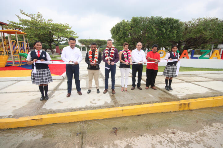 En Mezcalapa, inaugura Rutilio Escandón obras de infraestructura educativa y de recreación