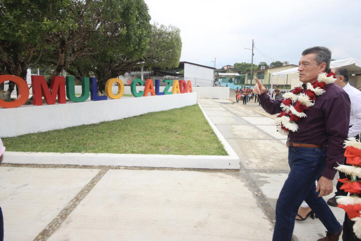 En Mezcalapa, inaugura Rutilio Escandón obras de infraestructura educativa y de recreación